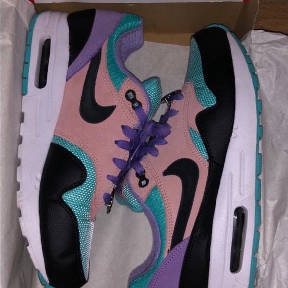 Shoes - Picture 2 of 4